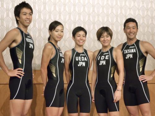 ロンドン五輪用のウエアを着用するトライアスロン代表の（左から）細田雄一、足立真梨子、上田藍、井出樹里、田山寛豪