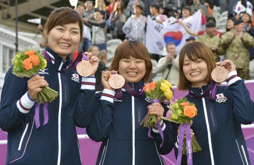女子団体で銅メダルを獲得し、笑顔の（左から）早川漣、蟹江美貴、川中香緒里