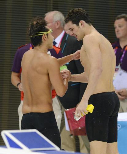 男子１００メートル平泳ぎ決勝のゴール後、２位になったオーストラリアのスプレンガー（右）と握手する北島康介