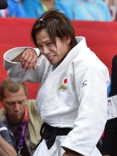 女子57キロ級で優勝し、感激の涙をぬぐう松本薫
