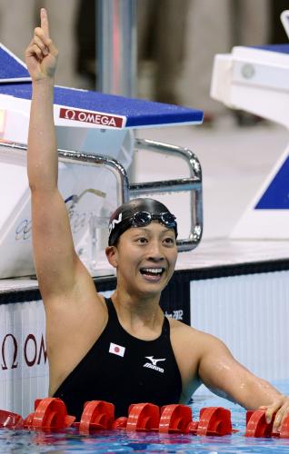 女子１００メートル背泳ぎ決勝　３位でゴールし、喜ぶ寺川綾
