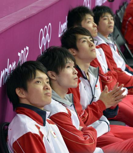 男子団体総合決勝で演技を終え、沈んだ表情の（手前から）田中佑、内村、加藤、田中和、山室