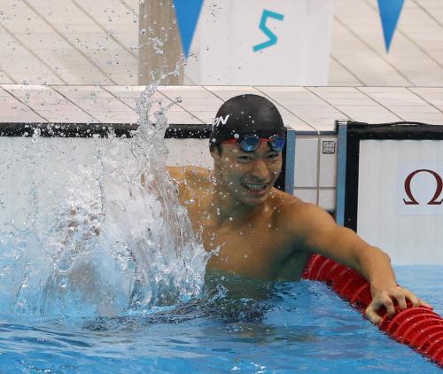 男子１００メートル背泳ぎで銅メダルを獲得した入江は水面を叩いて喜ぶ
