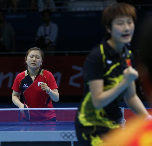 女子シングルス準々決勝で中国の丁寧（手前）にストレート負けを喫した福原