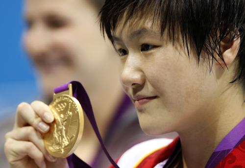 ロンドン五輪の競泳女子２００メートル個人メドレーで金メダルを獲得した中国の葉詩文