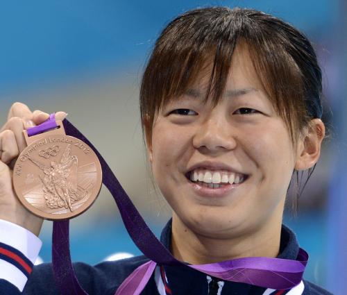 女子２００メートルバタフライで獲得した銅メダルを手に笑顔の星奈津美