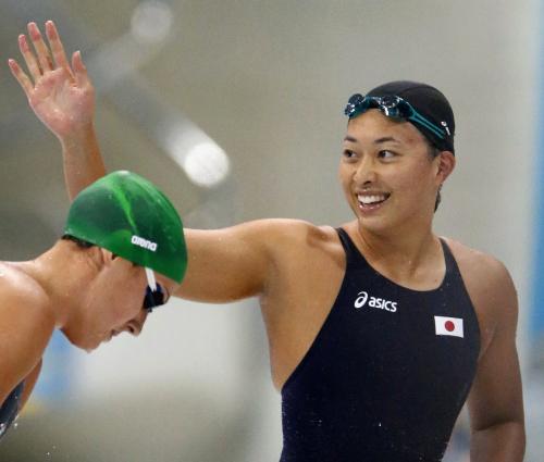 女子２００メートル平泳ぎ準決勝　笑顔で声援に応える、３位で決勝進出を決めた鈴木聡美