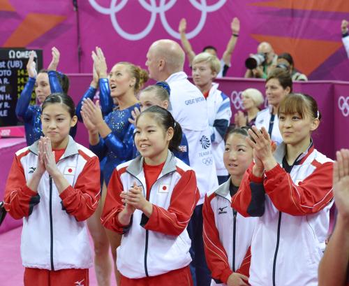 女子団体総合で米国の優勝が決まり拍手する（左から）新竹優子、美濃部ゆう、寺本明日香、田中理恵