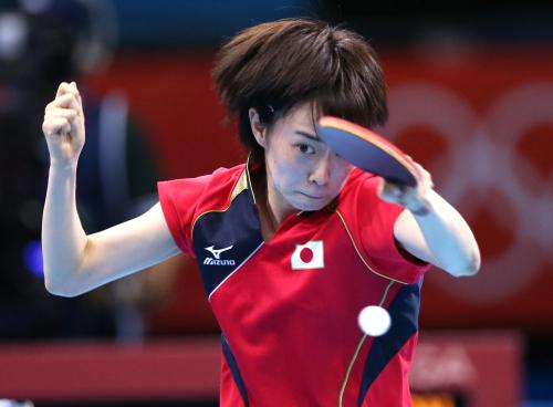 卓球女子シングルス３位決定戦で軽快な動きを見せる石川佳純