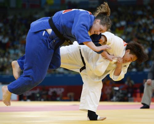 女子78キロ超級準決勝　英国のブライアント（左）を攻める杉本美香