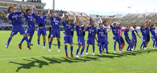 サッカー男子初出場で優勝を決め、ジャンプして喜ぶ三浦学苑イレブン