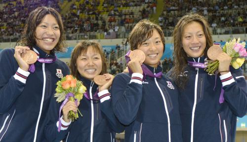 女子４００メートルメドレーリレーで銅メダルを獲得した（左から）上田、加藤ゆか、鈴木、寺川