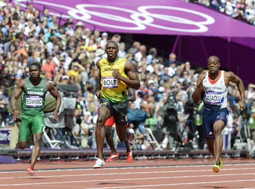 男子１００メートル予選、10秒09で準決勝進出を決めたジャマイカのウサイン・ボルト（中央）