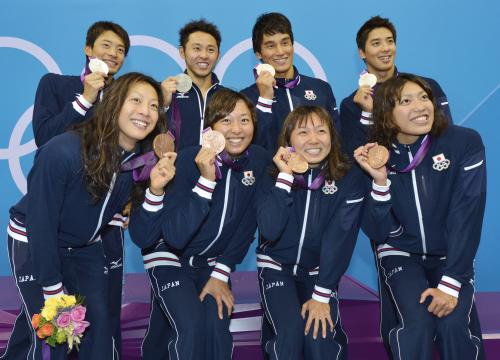 すべての競泳競技を終え、記念写真に納まる４００メートルメドレーリレーで銅メダルを獲得した女子の（前列左から）寺川、鈴木、加藤ゆか、上田と銀メダルを獲得した男子の（後列左から）入江、北島、松田、藤井