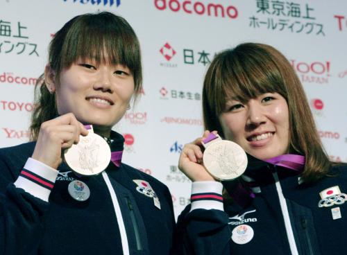 バドミントン女子ダブルスで獲得した銀メダルを手に、笑顔を見せる藤井（右）、垣岩組