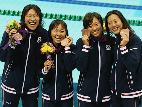 銅メダルを手に笑顔の（左から）上田、加藤ゆ、鈴木、寺川
