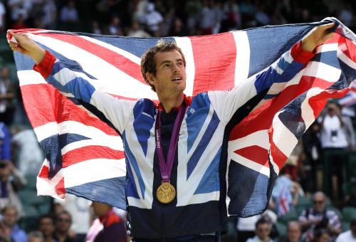 男子シングルスで金メダルを獲得し、英国旗を広げ喜ぶＡ・マリー
