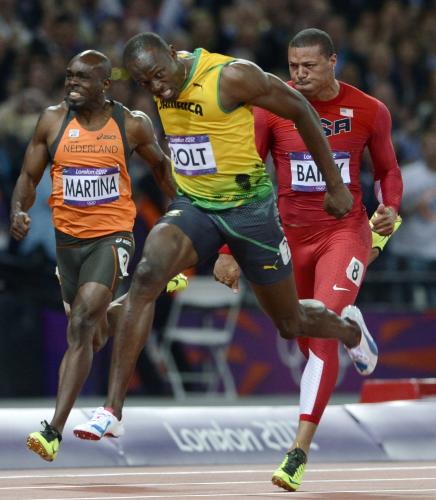 男子１００メートル決勝　五輪新の９秒63で２連覇を果たしたジャマイカのウサイン・ボルト（手前）