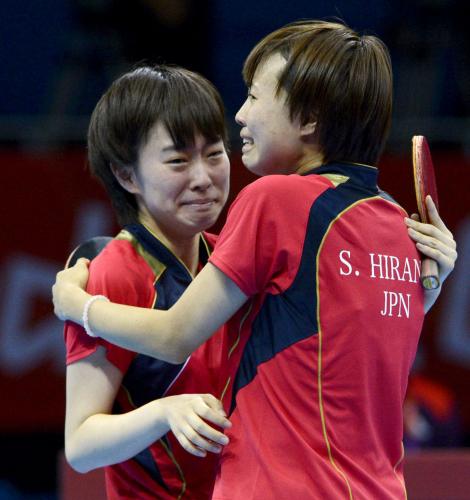 卓球女子団体準決勝　シンガポールを破って決勝進出を決め、抱き合って喜ぶ石川（左）と平野