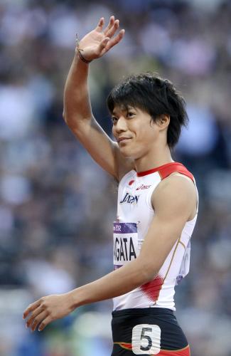 男子１００メートル準決勝でゴールし、声援に応える山県亮太