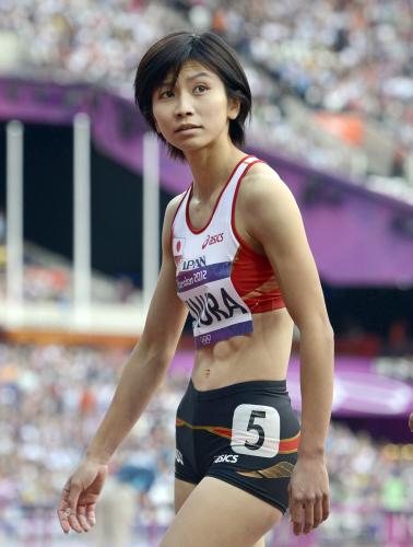 女子１００メートル障害予選　ゴールし、タイムを確認する木村文子