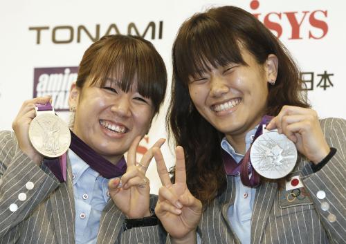 持ち帰った銀メダルを手に笑顔を見せるのバドミントン女子ダブルスの藤井（左）・垣岩組