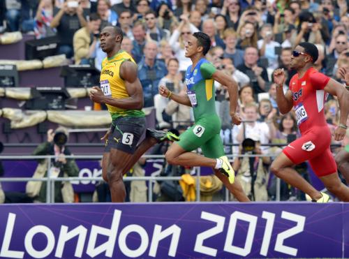 男子２００メートル予選、余裕の走りで準決勝進出を決めたジャマイカのウサイン・ボルト（左）