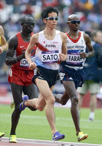 男子５０００メートル予選　１万メートルで優勝した英国のファラー（右）と並走する佐藤悠基