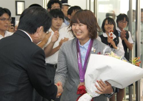 愛知県岡崎市役所を訪れ、柴田紘一市長（左）に迎えられるアーチェリー女子の蟹江美貴選手