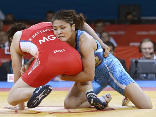 女子63キロ級準決勝　モンゴル選手（左）を攻める伊調馨