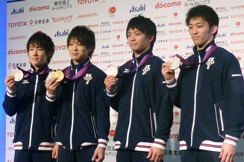獲得したメダルを手に記者会見する体操男子の（左から）加藤凌平、内村航平、田中佑典、田中和仁
