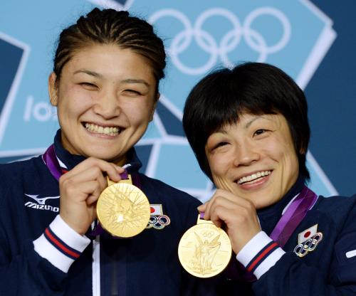 レスリング女子で獲得した金メダルを手に笑顔を見せる63キロ級の伊調馨（左）と48キロ級の小原日登美
