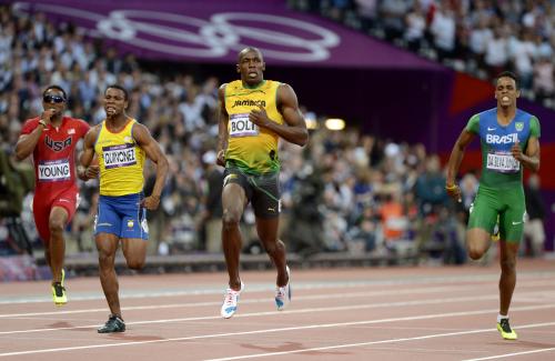 男子２００メートル準決勝、流すような走りで決勝進出を決めたジャマイカのウサイン・ボルト（右から２人目）