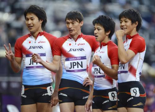 男子４００メートルリレー予選を通過し、ガッツポーズの（左から）飯塚、高平、江里口、山県