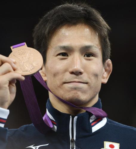 男子フリー55キロ級で獲得した銅メダルを手に笑顔を見せる湯元進一