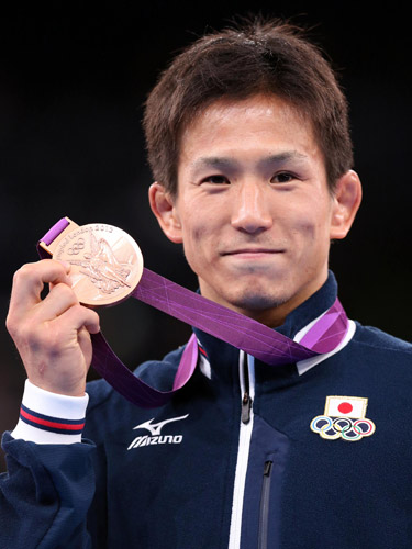 ＜レスリング男子５５キロ級３位決定戦＞はにかんだ表情で銅メダルを手にする湯元進