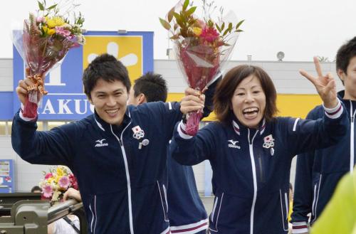 故郷に凱旋し、笑顔で応えるロンドン五輪フェンシング日本代表の千田健太（左）と菅原智恵子