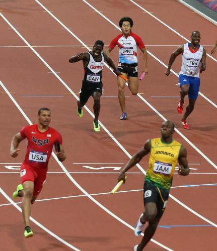 男子４００メートルリレー決勝でボルト（下）にぶっちぎられるアンカーの飯塚（左から３人目）