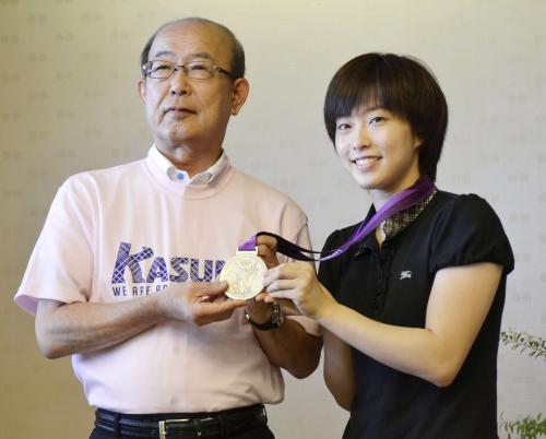 山口県庁で銀メダルを掲げる卓球の石川佳純と二井関成知事