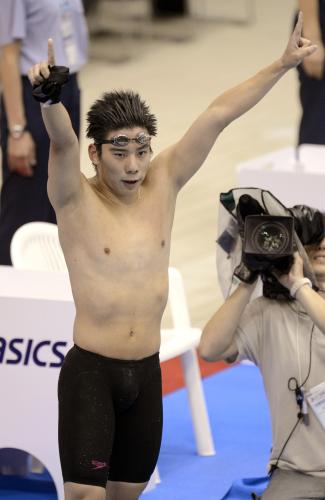 男子２００メートル平泳ぎ決勝を２分７秒84の高校新で制し、声援に応える山口観弘