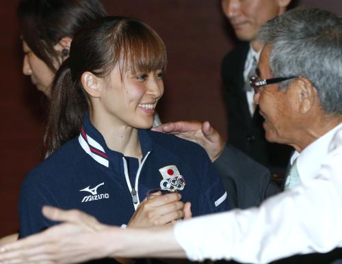 五輪代表祝勝会で関係者らと談笑する体操女子の田中理恵