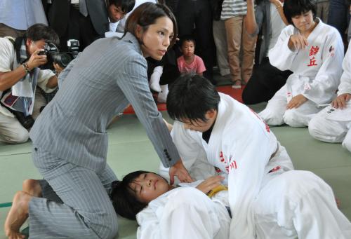 岩井柔道塾で子どもたちに指導するロンドン五輪の柔道女子57キロ級で金メダルを獲得した松本薫