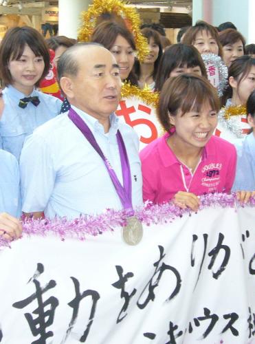ミキハウス本社で木村社長（左）をはじめ、社員の大歓迎を受けた平野早矢香
