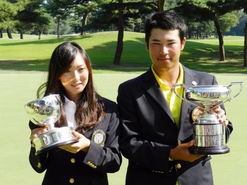 日本学生選手権で２連覇を果たしカップを手にする松山（右）と、日本女子学生選手権で初優勝の佐藤
