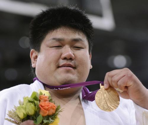 男子１００キロ超級で獲得した金メダルを掲げる正木健人