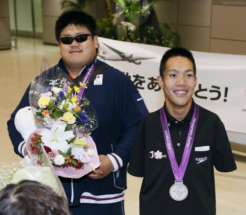 メダルを胸に笑顔で帰国したロンドン・パラリンピック柔道の正木健人選手（左）と競泳の中村智太郎選手