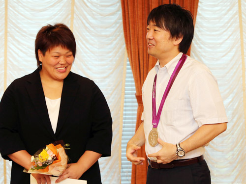 杉本からメダルを借り、笑顔でかける橋下大阪市長