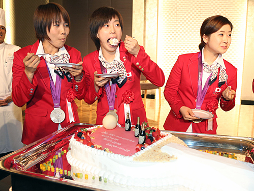 祝勝会でケーキを食べる（右から）福原、石川、平野