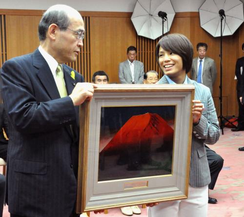 石川県から県民栄誉賞を贈られ、笑顔の柔道女子金メダルの松本薫。左は谷本正憲知事
