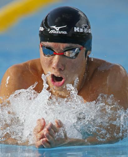 国体の競泳少年男子Ａ２００メートル平泳ぎ決勝で２分７秒01の世界新で優勝した、鹿児島・志布志高の山口観弘